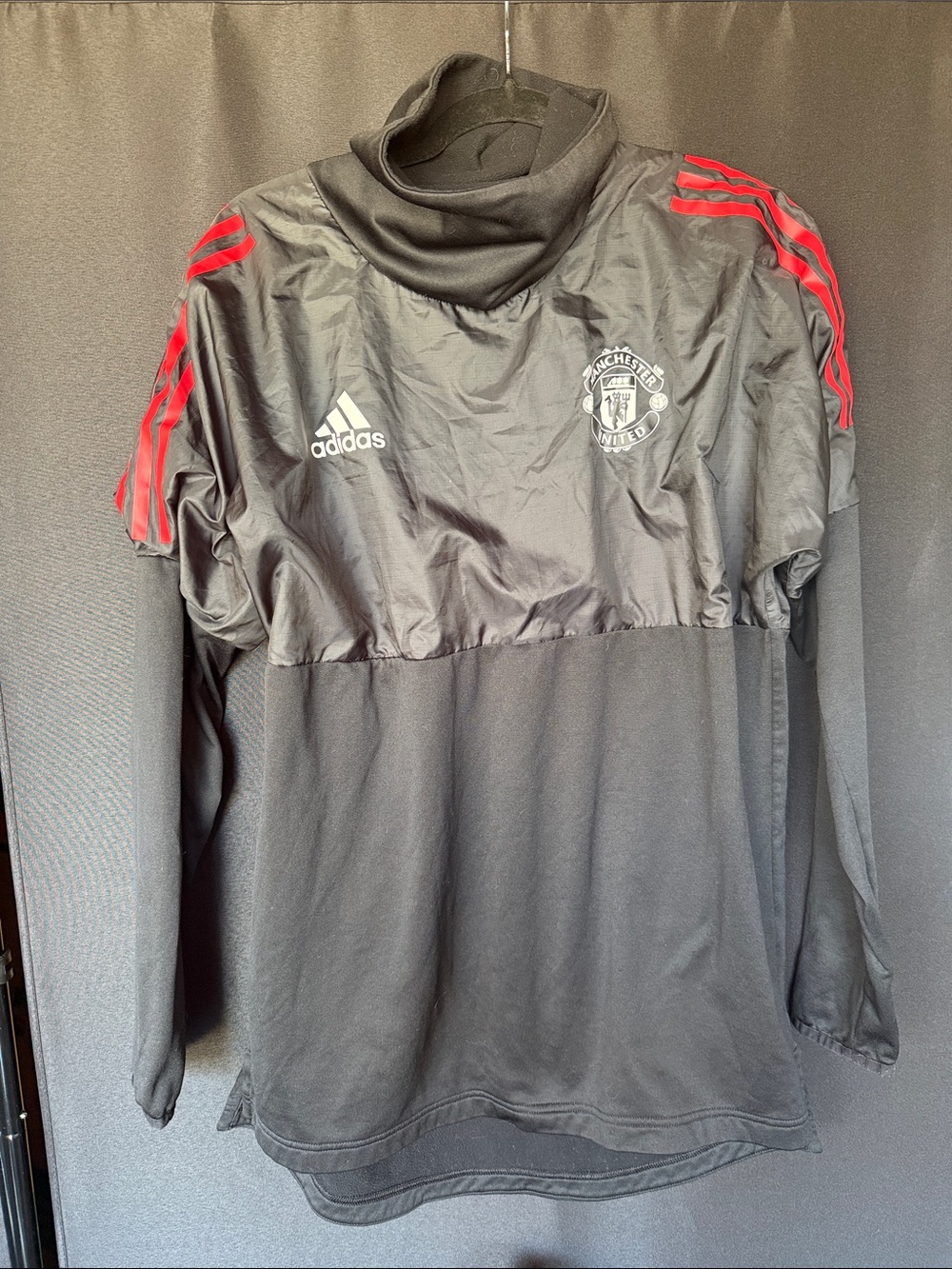 Adidas Manchester UnitedBlack Pullover with Red Shoulder Stripes